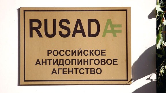 Ein Schild am Eingang der Russischen Anti-Doping-Agentur RUSADA.