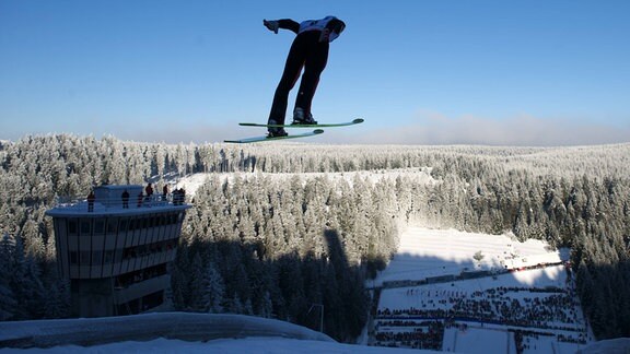 Skispringer auf der Hans Renner Schanze in Oberhof