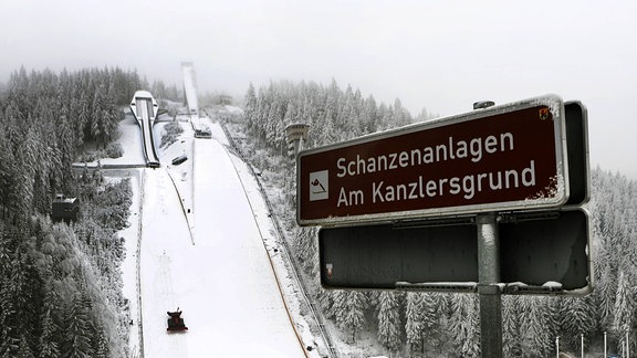 Tief verschneit die Schanzenanlagen am Kanzlersgrund bei Oberhof. 
