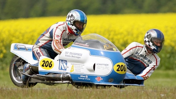 Der Suzuki Seitenwagen mit Pilot Bernhard Sepp beim Sidecar World Championship, 2006, auf dem Schleizer Dreieck.