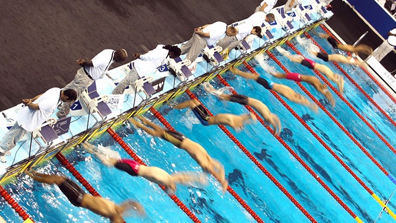 Startsprung der Männer in einem 100 Meter Wettkampf