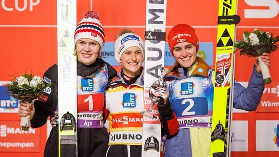 Bild zeigt Anna Odine Stroem, Norwegen, Eva Pinkelnig, Österreich and Selina Freitag, Deutschland.