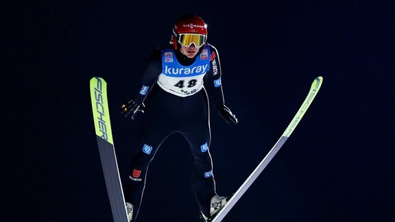 Selina Freitag beim Skisprung.
