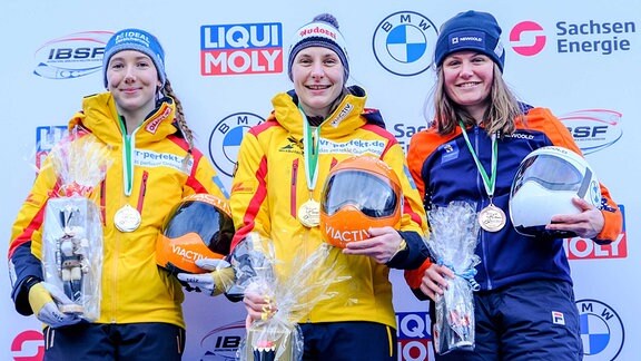 Skeleton Damen Siegerehrung. 1. Platz: Tina Hermann GER, 2. Platz: Susanne Kreher GER, 3. Platz: Kimberley Bos
