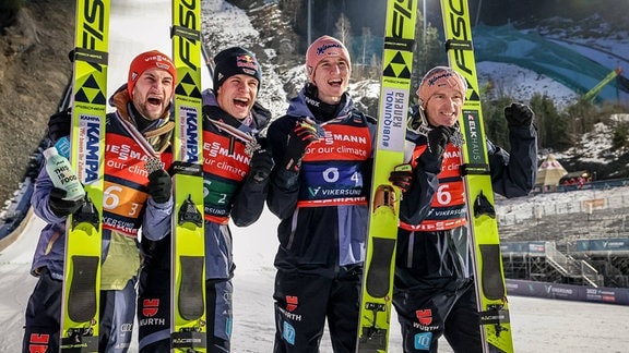 Markus Eisenbicher, Andreas Wellinger, Karl Geiger und Severin Freund (Silber bei Skiflug-WM in Vikersund)   
