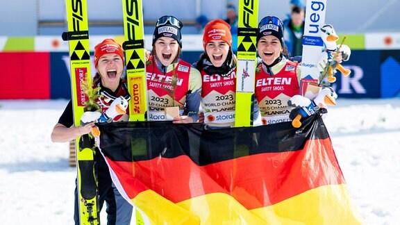 Katharina Althaus (Deutschland), Anna Rupprecht (Deutschland), Selina Freitag (Deutschland) und Luisa Goerlich (Deutschland) jubeln über den WM-Titel.