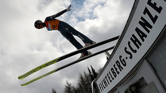 Skispringer in der Luft