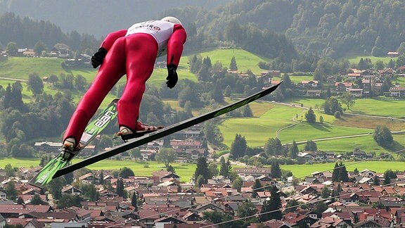 Ein Skispringer fliegt 2009 während beim FIS- Sommer Grand Prix der Nordischen Kombination auf Oberstdorf zu.