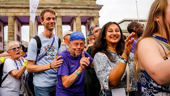 Menschen tanzen vor dem Brandenburger Tor