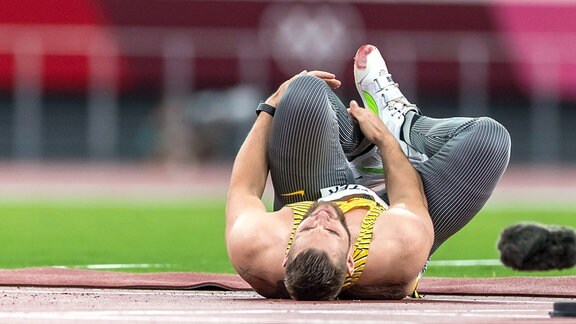 Johannes Vetter aus Deutschland mit einer Verletzung im Speerwurf der Männer bei den Olympischen Spielen in Tokio.