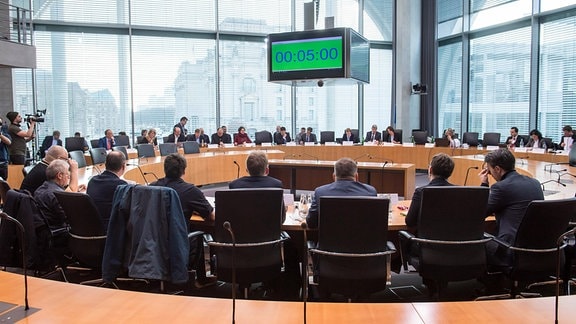Sportausschuss im Bundestag zum Thema Rechtsextremismus im Fussball 