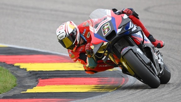 Stefan Bradl aus Deutschland vom HRC Test Team fährt auf der Strecke.