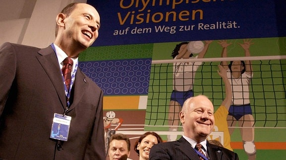 Wolfgang Tiefensee (li. SPD) und Georg Milbradt (CDU) beim Besuch der Ausstellung "Olympische Visionen auf dem Weg zur Realität".