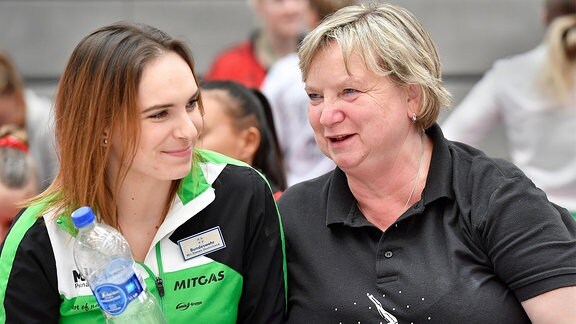 die Turntrainerin Gabriele Frehse, TuS Chemnitz, mit ihrem Schützling Turnerin Sophie Scheder
