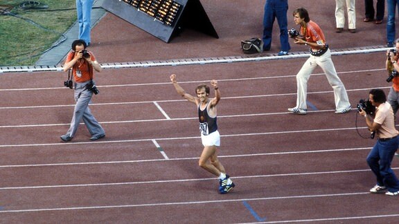 Olympiasieger Waldemar Cierpinski (DDR, 1980) wird von Sportfotografen abgelichtet