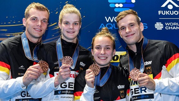 Timo Barthel, Christina Wassen, Moritz Wesemann, Lena Hentschel zeigen ihre Bronze Medallien.