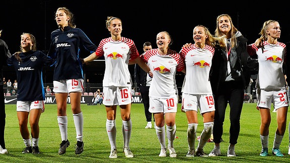 RB Leipzig Frauen vs. SGS Essen 3:1-Sieg RBL Jubel Leipzig (u.a. Trainer Saban Uzun) (Frauen Bundesliga)