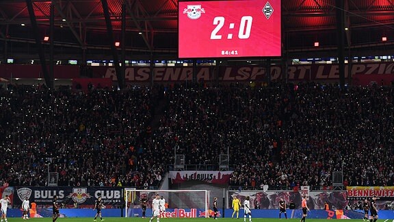 RB Leipzig gegen Borussia Mönchengladbach - Bundesliga - Taschenlampen Gedenken verstorbener Fan
