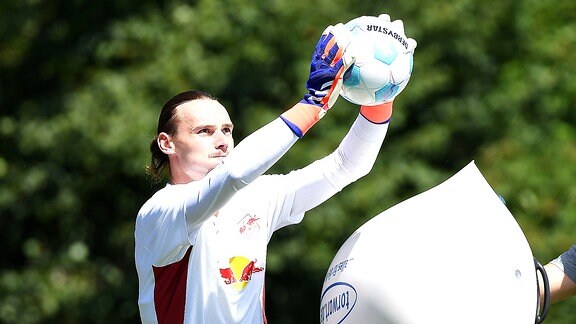 Training RB Leipzig (9.7.2024) Torhüter Maarten Vandevoordt  am Ball 