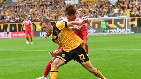 Tom Zimmerschied SG Dynamo Dresden vorn und Kaito Mizuta DSC Arminia Bielefeld hinten.