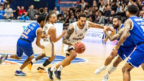 Basketballer beim Kampf um den Ball