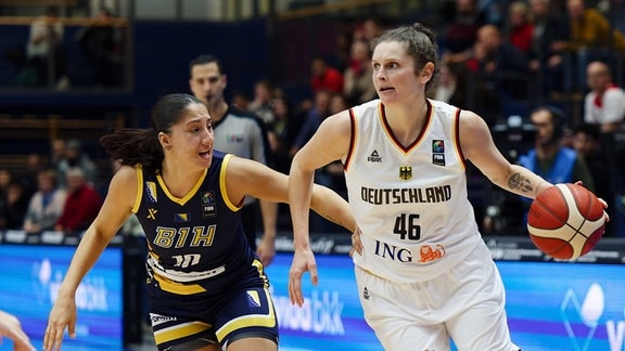  Basketball, Frauen, Laenderspiel: Dragana Zubac (BIH, 10), Romy Baer (GER, 46)