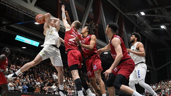Ziga Samar (Veolia Towers Hamburg) li., Arnas Velicka (NINERS Chemnitz) 2.v.li., Kevin Yebo (NINERS Chemnitz) Mitte und Dominic Lockhart (NINERS Chemnitz) 2.v.re.