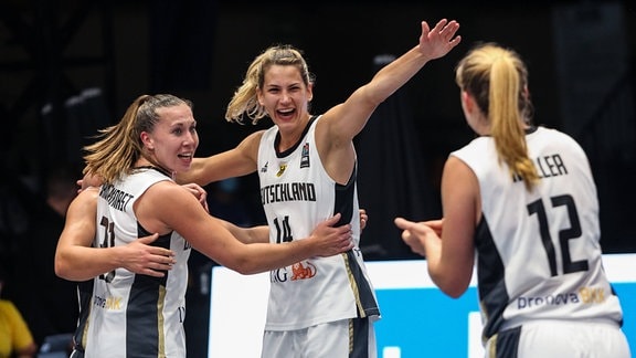 DBB Basketball - die Spielerinnen Katharina Müller, Svenja Brunckhorst und Luana Rodefeld
