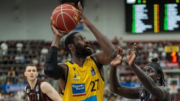  Szene aus dem Basketballspiel MHP Riesen Ludwigsburg gegen Niners Chemnitz mit Eddy Edigin (MHP Riesen Ludwigsburg, 27) und Jeff Garrett (NINERS Chemnitz, 02)