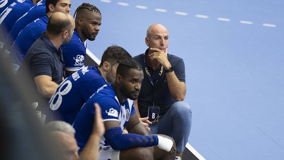 Handballmannschaft am Spielfeldrand