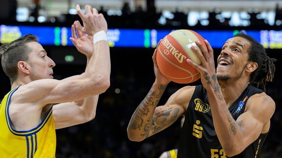 v.l. Justin Bean (Alba Berlin, 34), Kevin Yebo (Niners Chemnitz, 53)