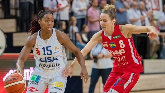 Cori Sharise Coleman (15, GISA Lions SV Halle) gegen Eva Rupnik (Herner TC) im Spiel der GISA Lions SV Halle vs. Herner TC Basketball - 1. Bundesliga - ERDGAS Sportarena Halle (Saale)