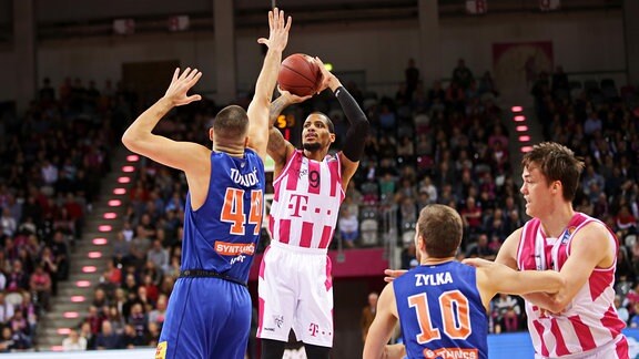 Telekom Baskets Bonn - Syntainics MBC