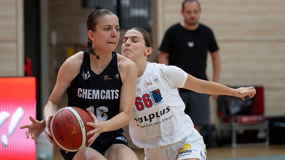 Zweikampf Leni Knorr Cats, 16, Dominika Fiszer Lions, 66, Gisa Lions MBC vs. Chemcats Chemnitz, 