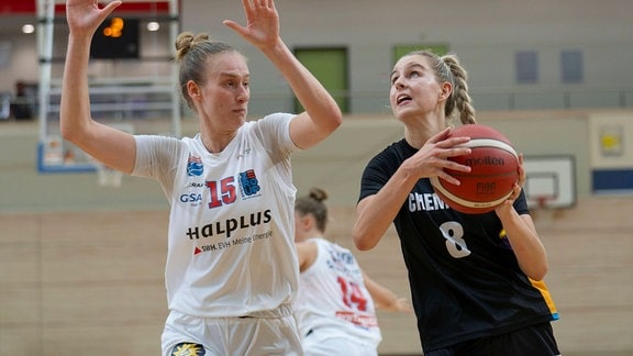 Lena Svanholm (Lions, 15), Nicola Lubecka (Cats, 8)