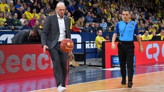 Rodrigo Pastore, Trainer Niners Chemnitz,jongliert mit dem Basketball 