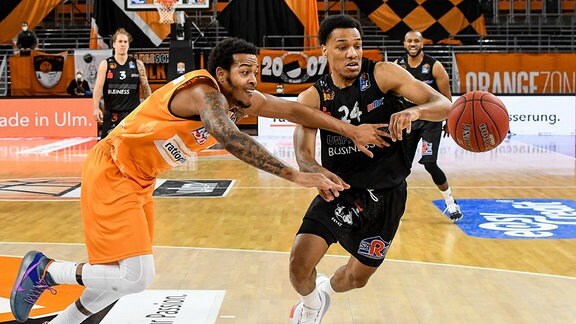 Kampf um den Ball, Troy Caupain Ulm, 23 und George King Chemnitz, 24