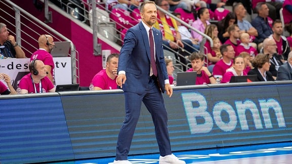 Janis Gailitis Syntainics MBC, Headcoach gibt seiner Mannschaft Anweisungen.