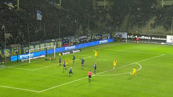 Dynamo Dresden erzielt das 2:0 gegen Waldhof Mannheim, die Spieler jubeln