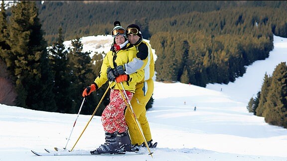 Zwei Skifahrer auf der Piste