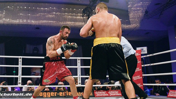 Dominic Bösel (re.,SES Boxing,GER) und Timy Shala (AUT) beim Kampf im Boxring.