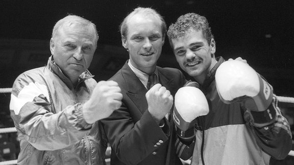 Trainer Ulli Wegner li. und Graf Eduard von Bismarck Mitte mit Sven Ottke, 1991.