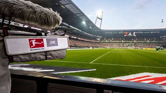 Eine Fernsehkamera filmt das Spiel SV Werder Bremen - FC Bayern München