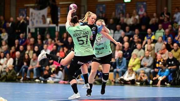 Josefine Hanfland (57, Thüringer HC) und Julie Holm (8, Thüringer HC) gegen Levke Kretschmann (22, Buxtehuder Sportverein)