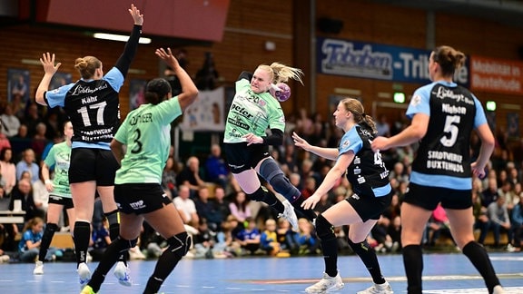 Wurf Johanna Reichert (29, Thüringer HC), rechts daneben kann Jolina Huhnstock (45, Buxtehuder Sportverein) 