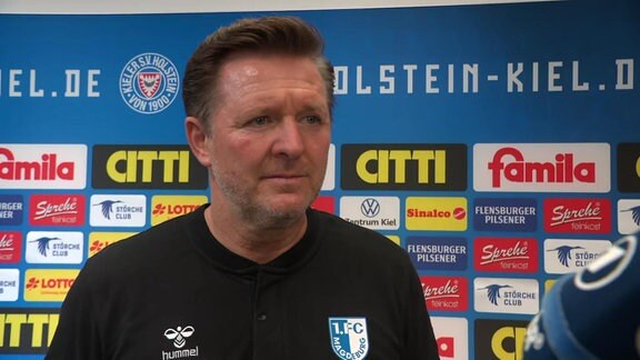 FCM-Trainer Christian Titz nach dem Sieg bei Holstein Kiel am Mikrofon