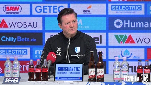 Das Bild zeigt Christian Titz auf der Pressekonferenz vor dem Spiel bei Hannover 96.