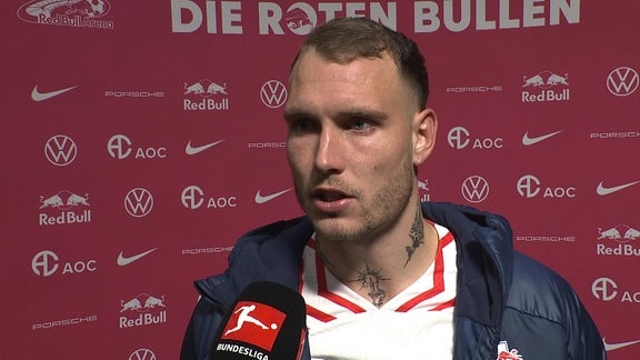 RB-Spieler David Raum im Interview nach dem Spiel gegen Leverkusen vor einer Werbebande