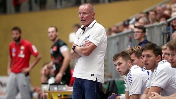 Uwe Jungandreas, Trainer Dessau-Rosslauer HV, am Spielfeldrand.