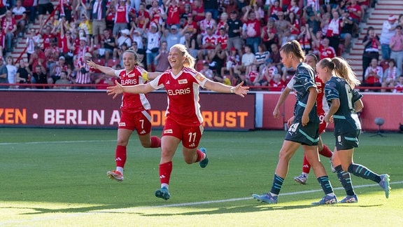 Lisa Heiseler 1. Frauen 1. FC Union, Dina Orschmann 1. Frauen 1. FC Union, Jubel nach Tor zum 1:0